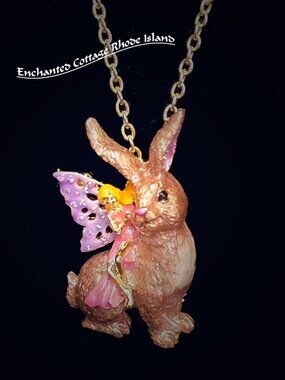 𝑲𝒊𝒓𝒌𝒔 𝑭𝒐𝒍𝒍𝒚 Fairyland Bunny Pin Pendant with Goldtone Necklace NEW